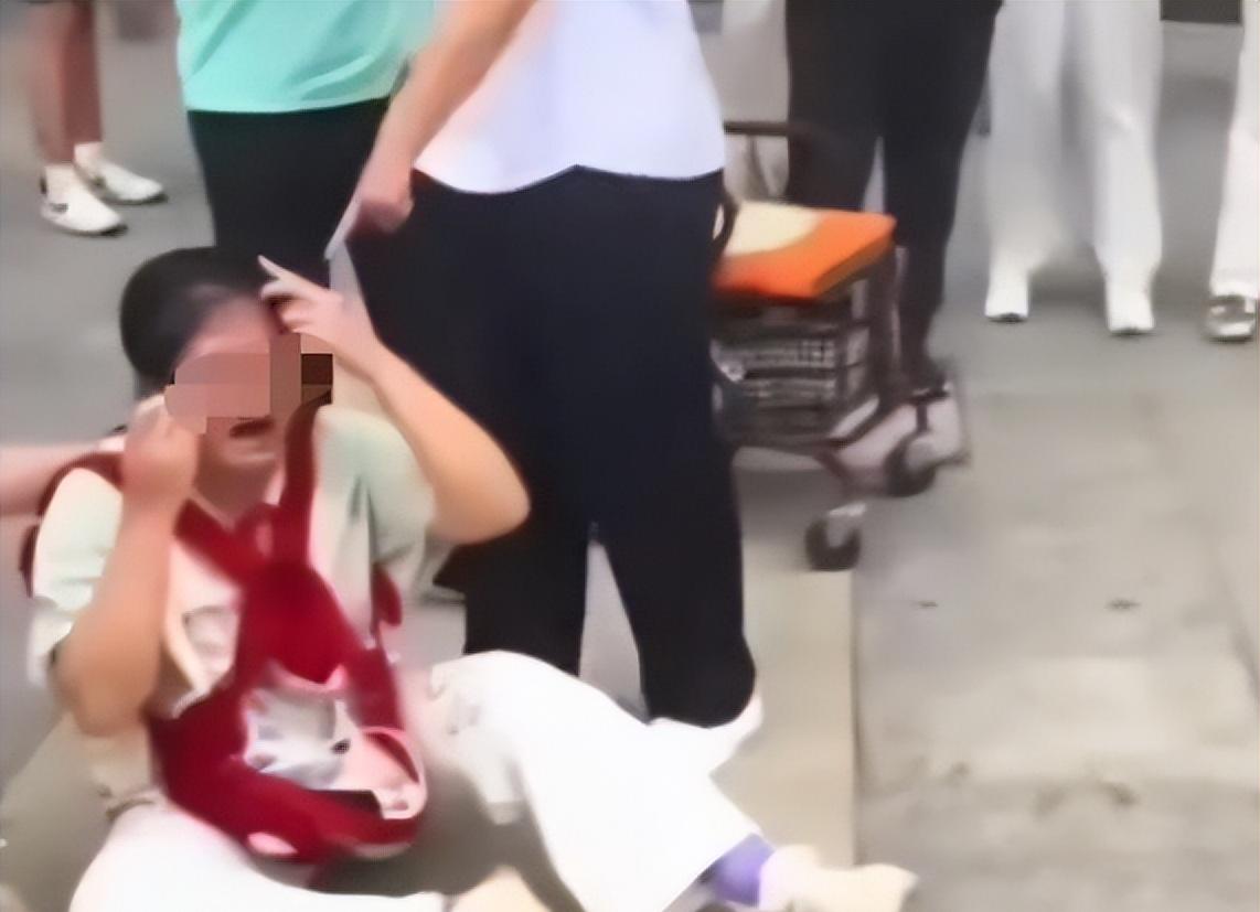 污蔑大爷骚扰女生社死！狰狞嘴脸曝光，网友讨伐，被曝目的不简单