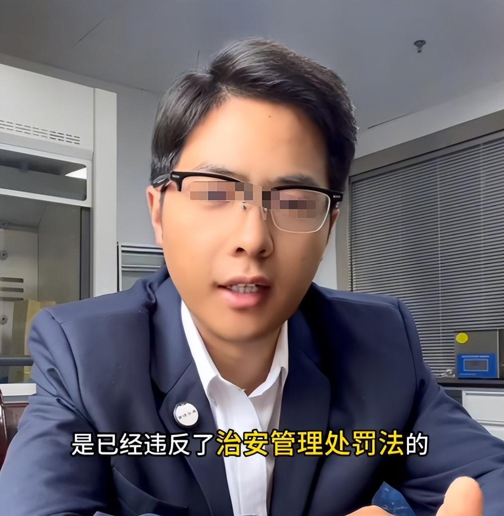 污蔑大爷骚扰女生社死！狰狞嘴脸曝光，网友讨伐，被曝目的不简单