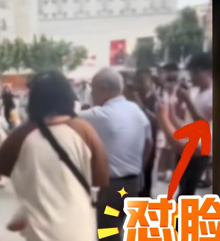 污蔑大爷骚扰女生社死！狰狞嘴脸曝光，网友讨伐，被曝目的不简单