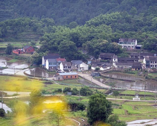 在农村，宁可在亲戚面前"装穷"，也别露富