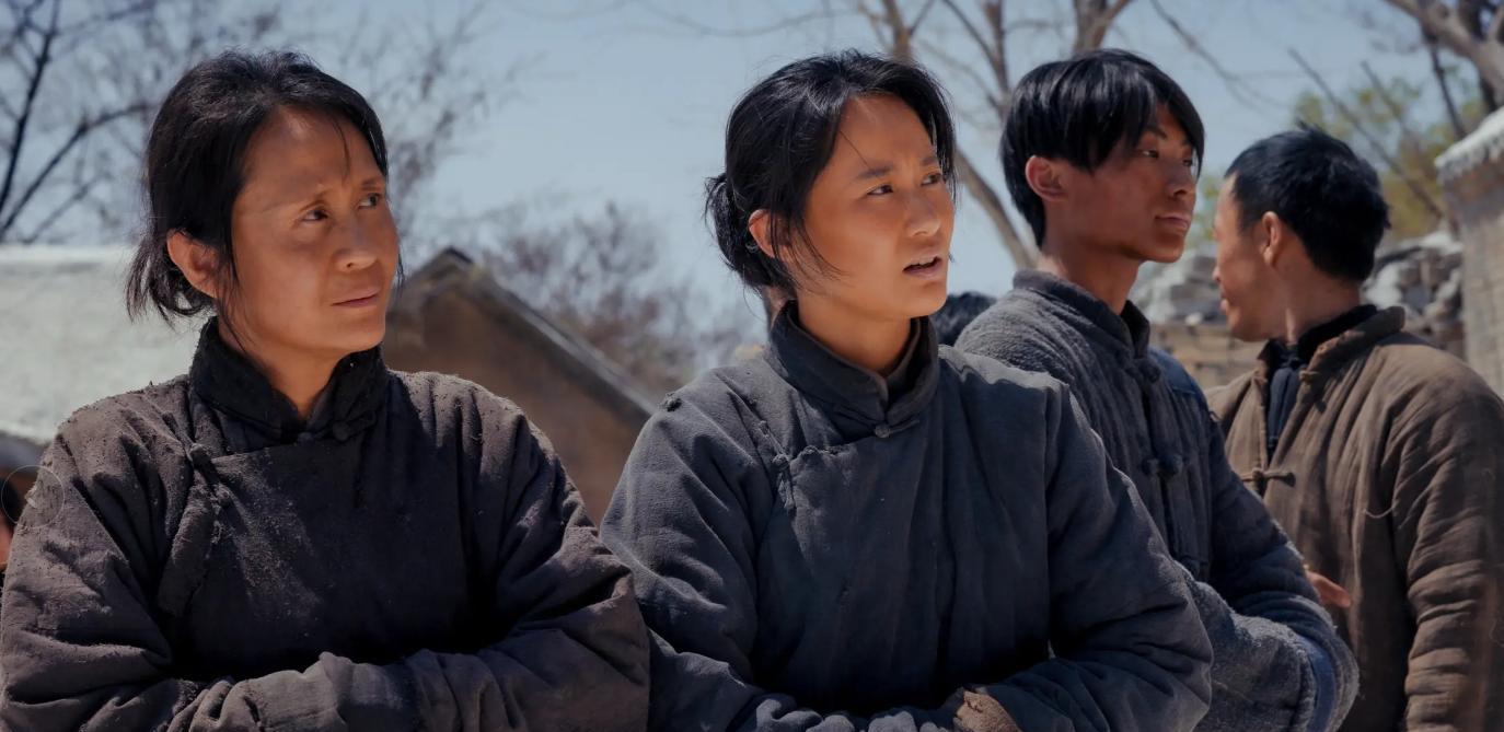 明明同一人，演完《生万物》再演《归队》，她演技太好差点没认出