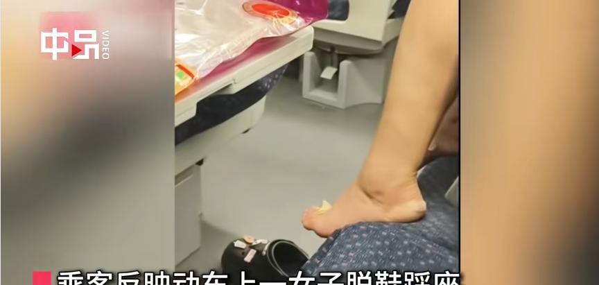 太恶心！高铁脱鞋女子已“社会性死亡”，嚣张嘴脸曝光，网友炸锅