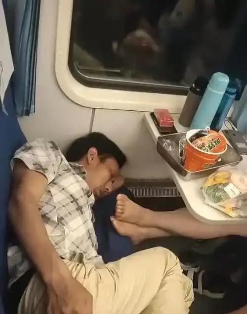 太恶心！高铁脱鞋女子已“社会性死亡”，嚣张嘴脸曝光，网友炸锅