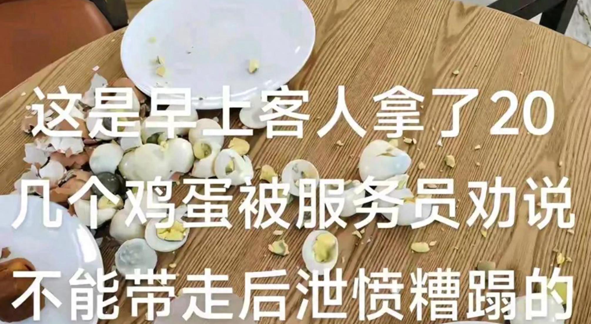 捏蛋女已社死！面目狰狞糟蹋粮食，同事发声：她老公更狠