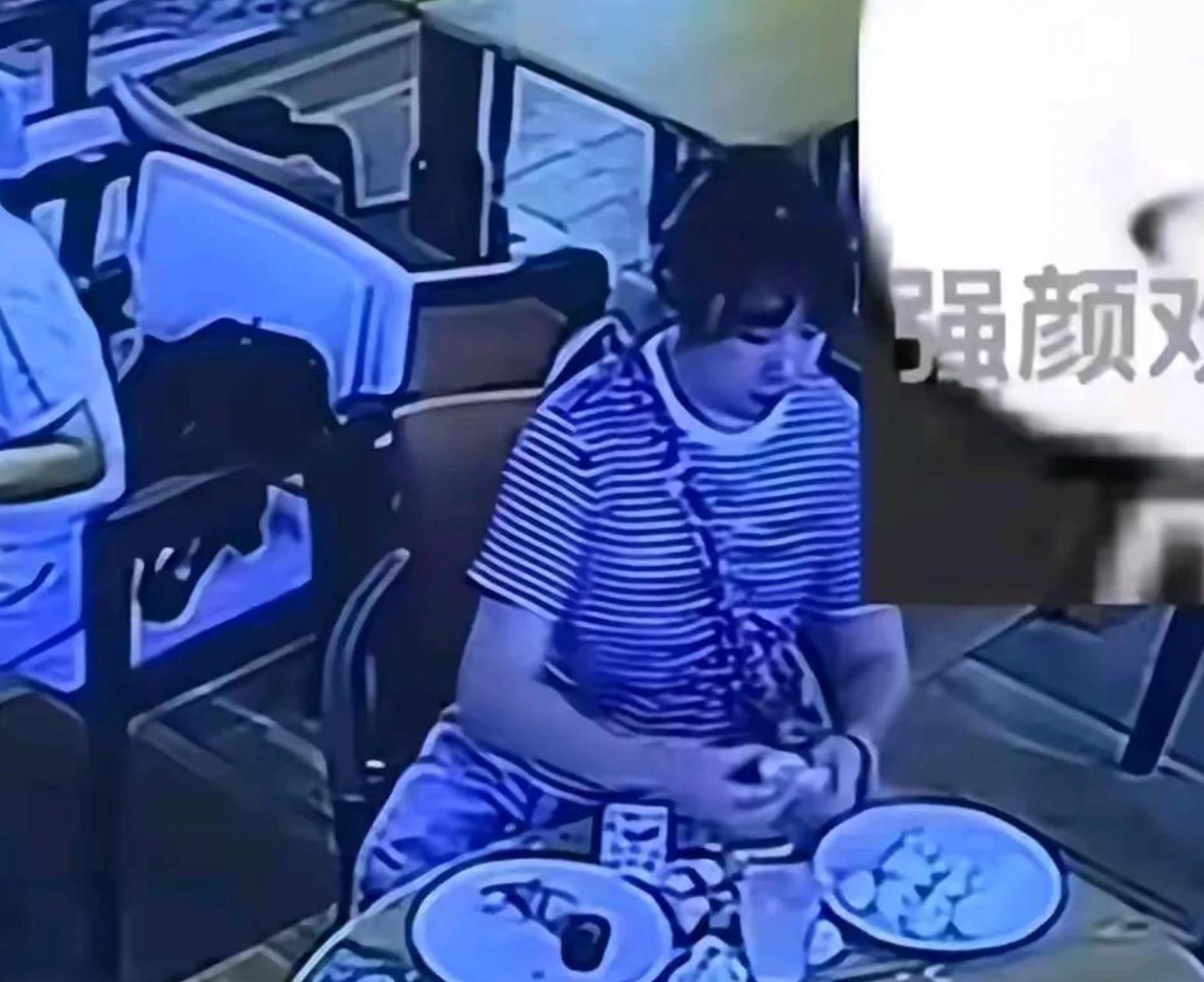 捏蛋女已社死！面目狰狞糟蹋粮食，同事发声：她老公更狠