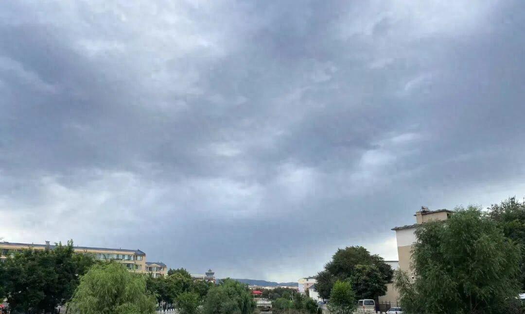 小雨中雨大雨......冷空气袭来，内蒙古风雨上线，局地还伴有沙尘天气