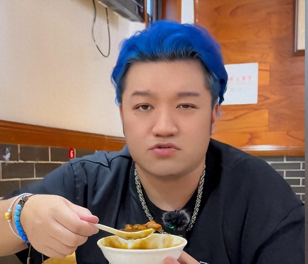 杨紫“弟弟”打卡武汉苍蝇馆，全程黑脸差评连连，网友：故意报复