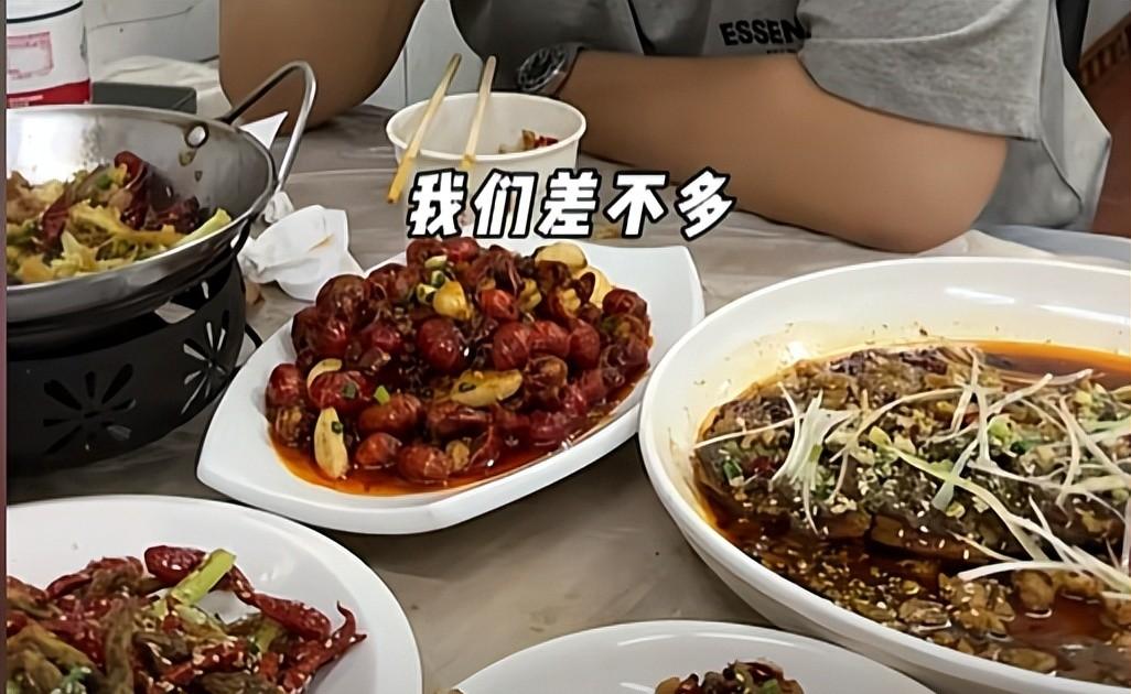 杨紫“弟弟”打卡武汉苍蝇馆，全程黑脸差评连连，网友：故意报复