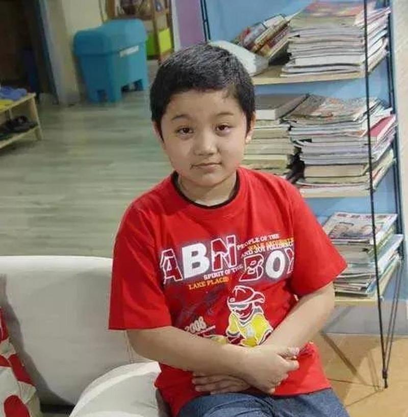 杨紫“弟弟”打卡武汉苍蝇馆，全程黑脸差评连连，网友：故意报复