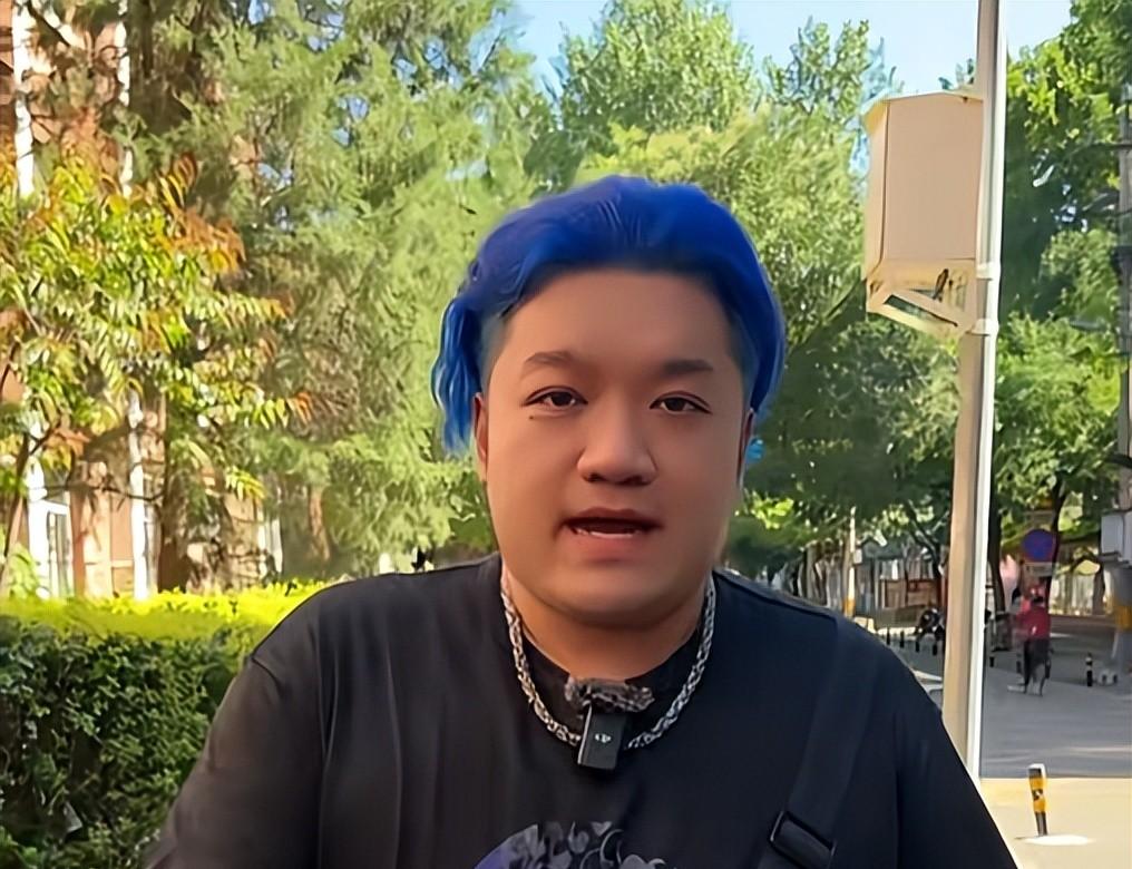 杨紫“弟弟”打卡武汉苍蝇馆，全程黑脸差评连连，网友：故意报复