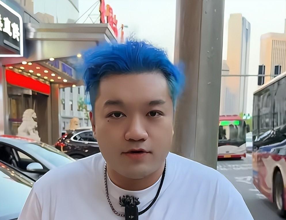 杨紫“弟弟”打卡武汉苍蝇馆，全程黑脸差评连连，网友：故意报复