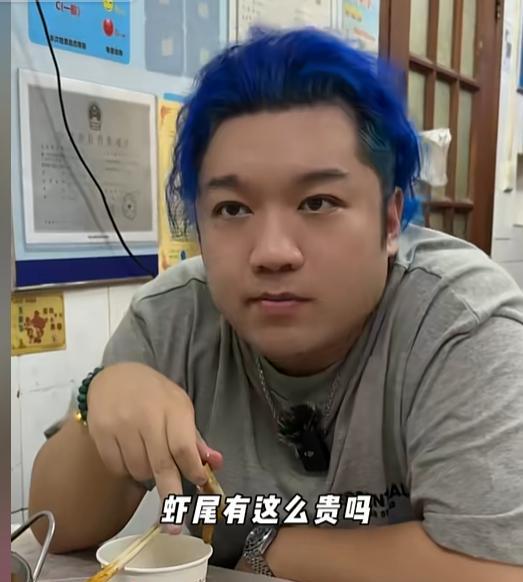 杨紫“弟弟”打卡武汉苍蝇馆，全程黑脸差评连连，网友：故意报复