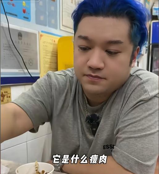 杨紫“弟弟”打卡武汉苍蝇馆，全程黑脸差评连连，网友：故意报复