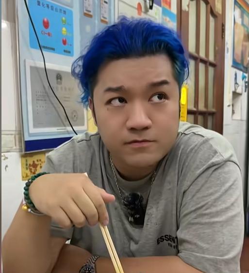 杨紫“弟弟”打卡武汉苍蝇馆，全程黑脸差评连连，网友：故意报复