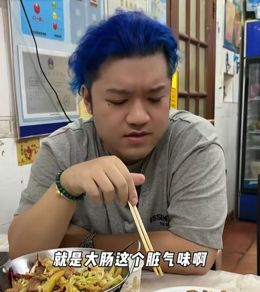 杨紫“弟弟”打卡武汉苍蝇馆，全程黑脸差评连连，网友：故意报复