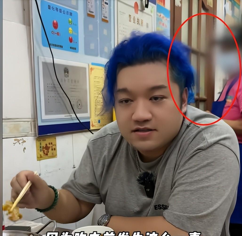 杨紫“弟弟”打卡武汉苍蝇馆，全程黑脸差评连连，网友：故意报复