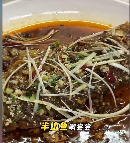 杨紫“弟弟”打卡武汉苍蝇馆，全程黑脸差评连连，网友：故意报复