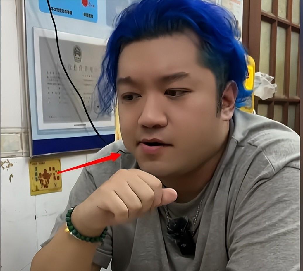 杨紫“弟弟”打卡武汉苍蝇馆，全程黑脸差评连连，网友：故意报复