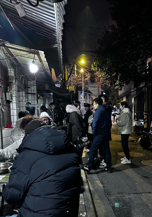 杨紫“弟弟”打卡武汉苍蝇馆，全程黑脸差评连连，网友：故意报复