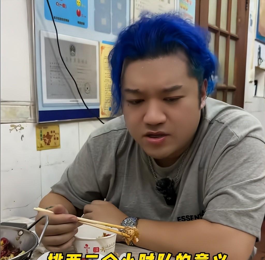 杨紫“弟弟”打卡武汉苍蝇馆，全程黑脸差评连连，网友：故意报复