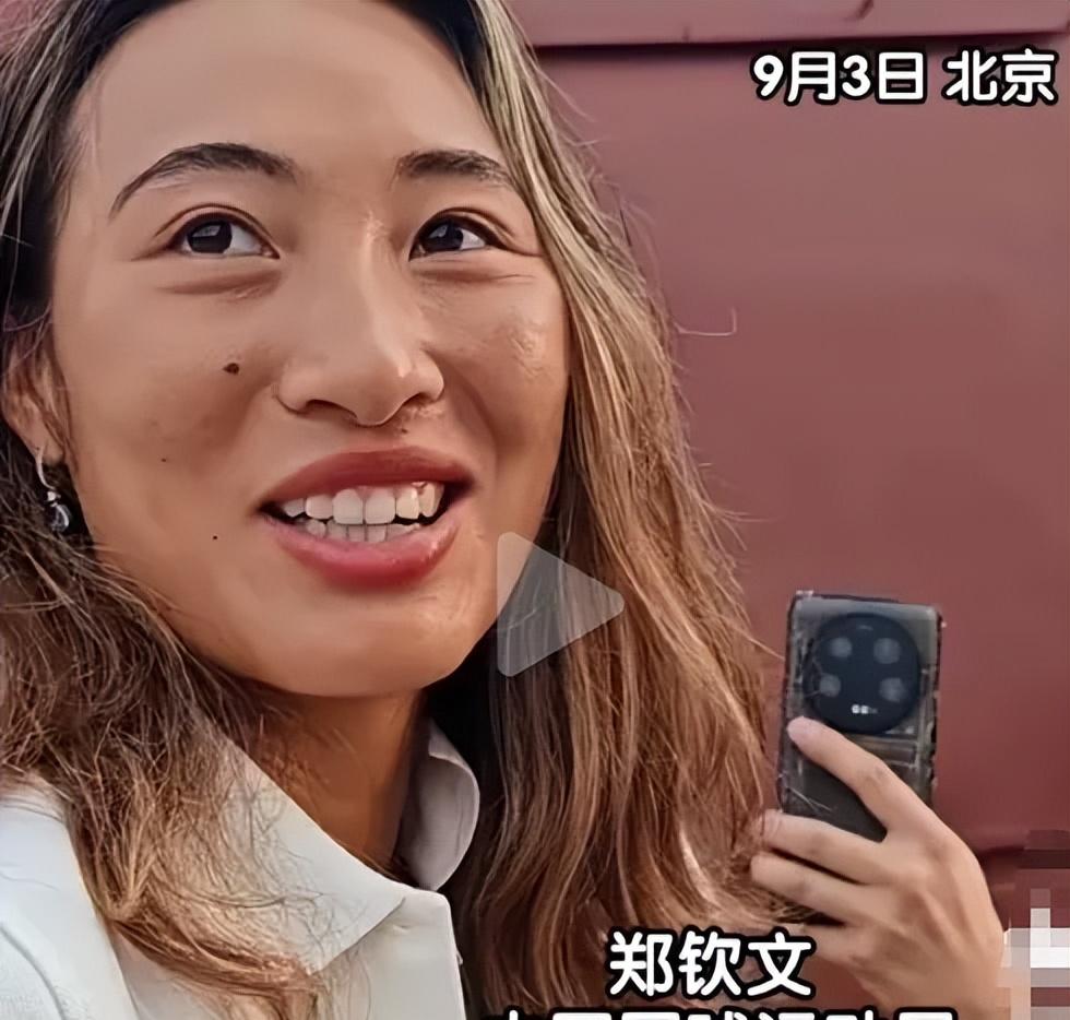 九三阅兵现场观礼，4位明星太抢镜，个个身份不简单，被国家认可