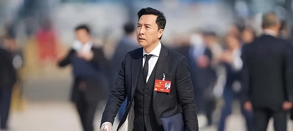 九三阅兵现场观礼，4位明星太抢镜，个个身份不简单，被国家认可