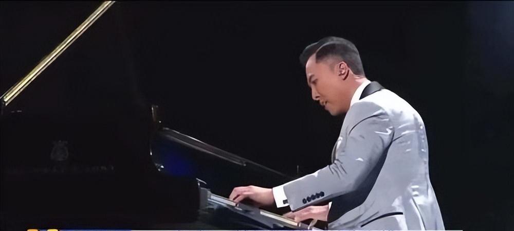 九三阅兵现场观礼，4位明星太抢镜，个个身份不简单，被国家认可
