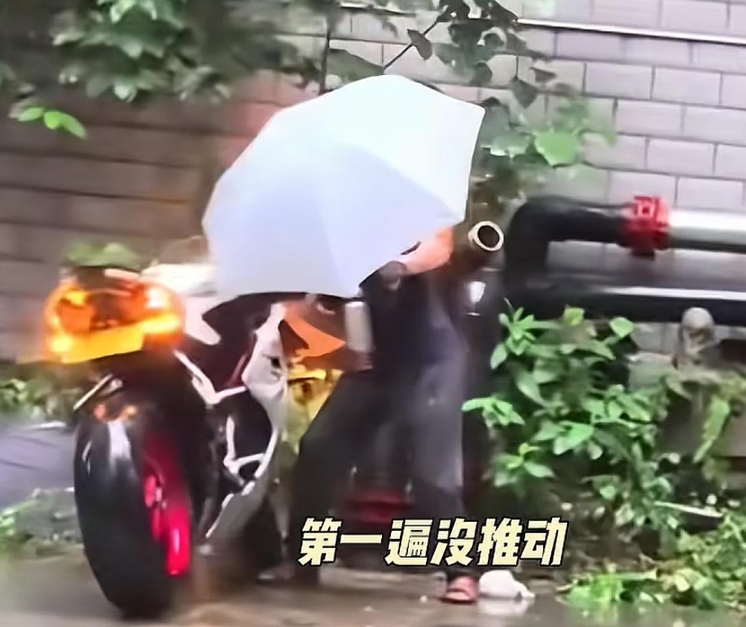 老人故意推倒摩托车后续！车主:老人拒赔已被拘留，子女拒不出面