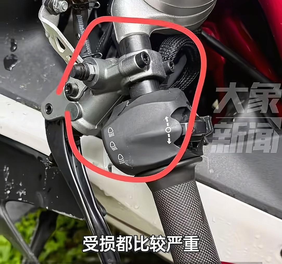 老人故意推倒摩托车后续！车主:老人拒赔已被拘留，子女拒不出面