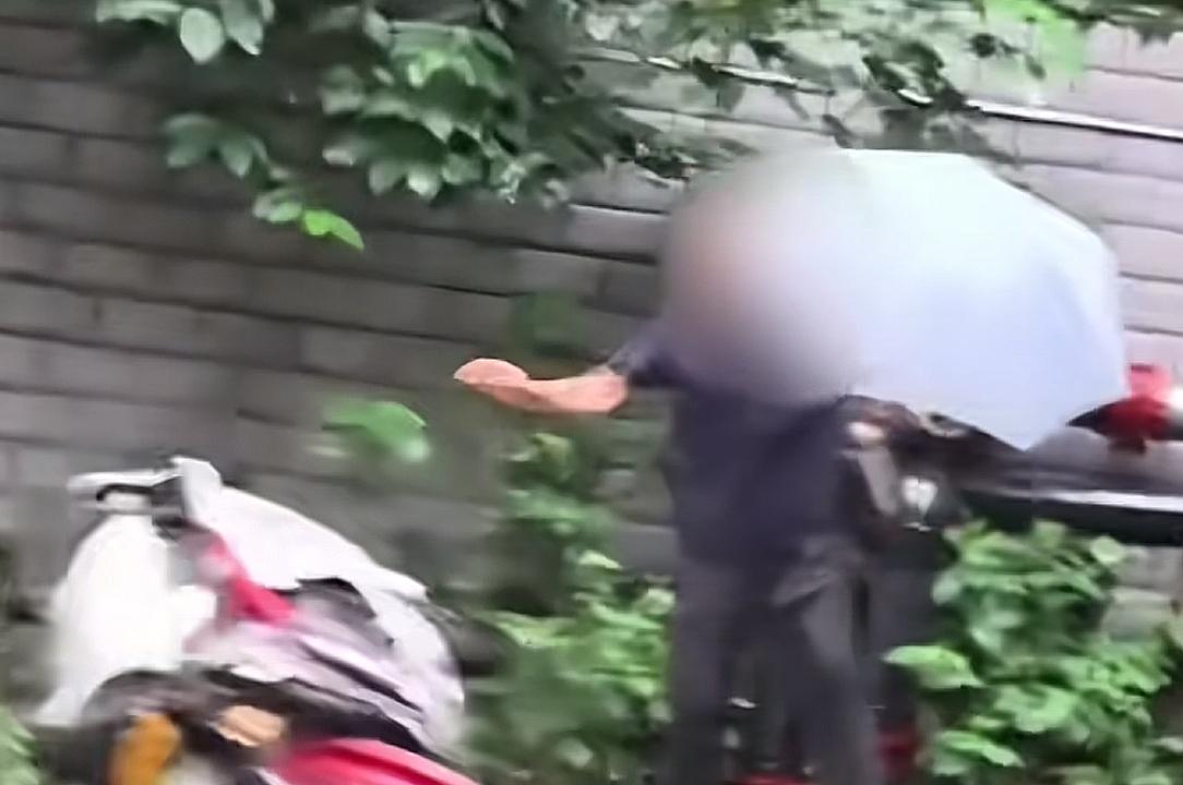 老人故意推倒摩托车后续！车主:老人拒赔已被拘留，子女拒不出面
