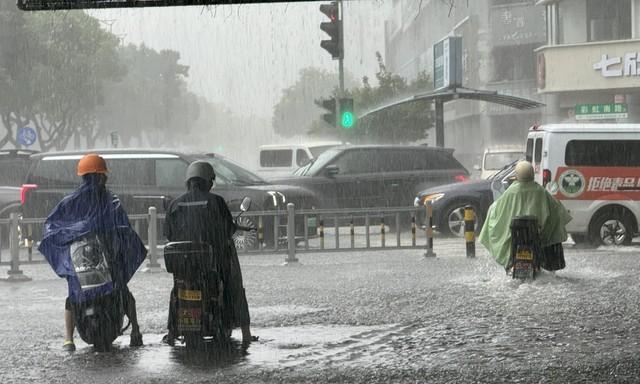 台风强劲发力，新一轮强降雨凶猛来袭，明天9号大雨暴雨分布如下