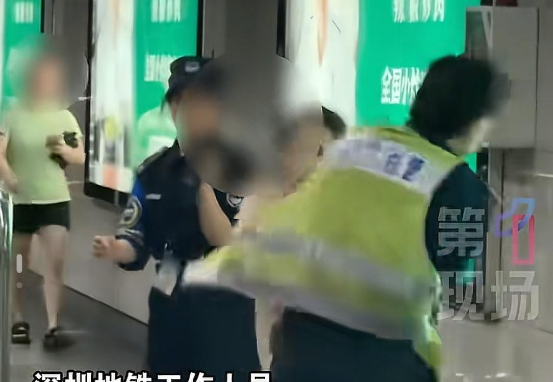 女子地铁站拒安检后续！多次猛砸安检员，已被行拘，安检员被表扬