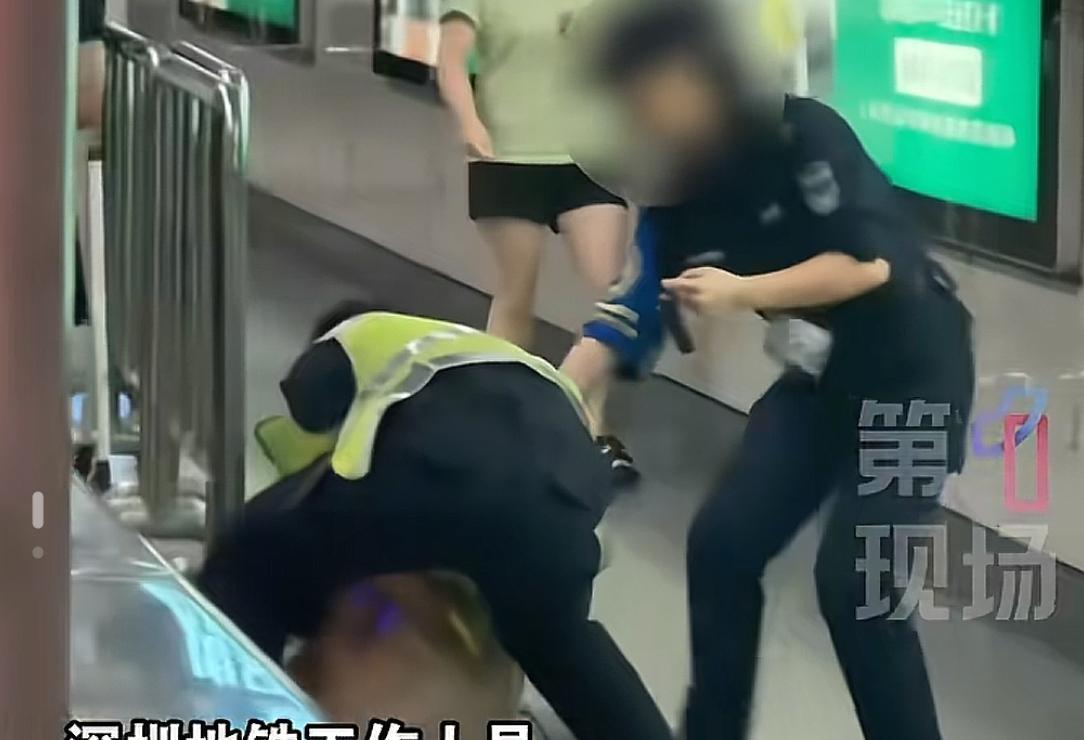女子地铁站拒安检后续！多次猛砸安检员，已被行拘，安检员被表扬