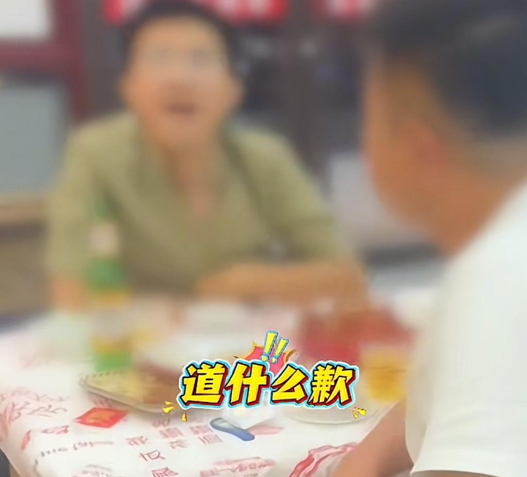 女子吃夜宵遭陌生男强行摸头，要求道歉反遭对方辱骂！嘴脸曝光