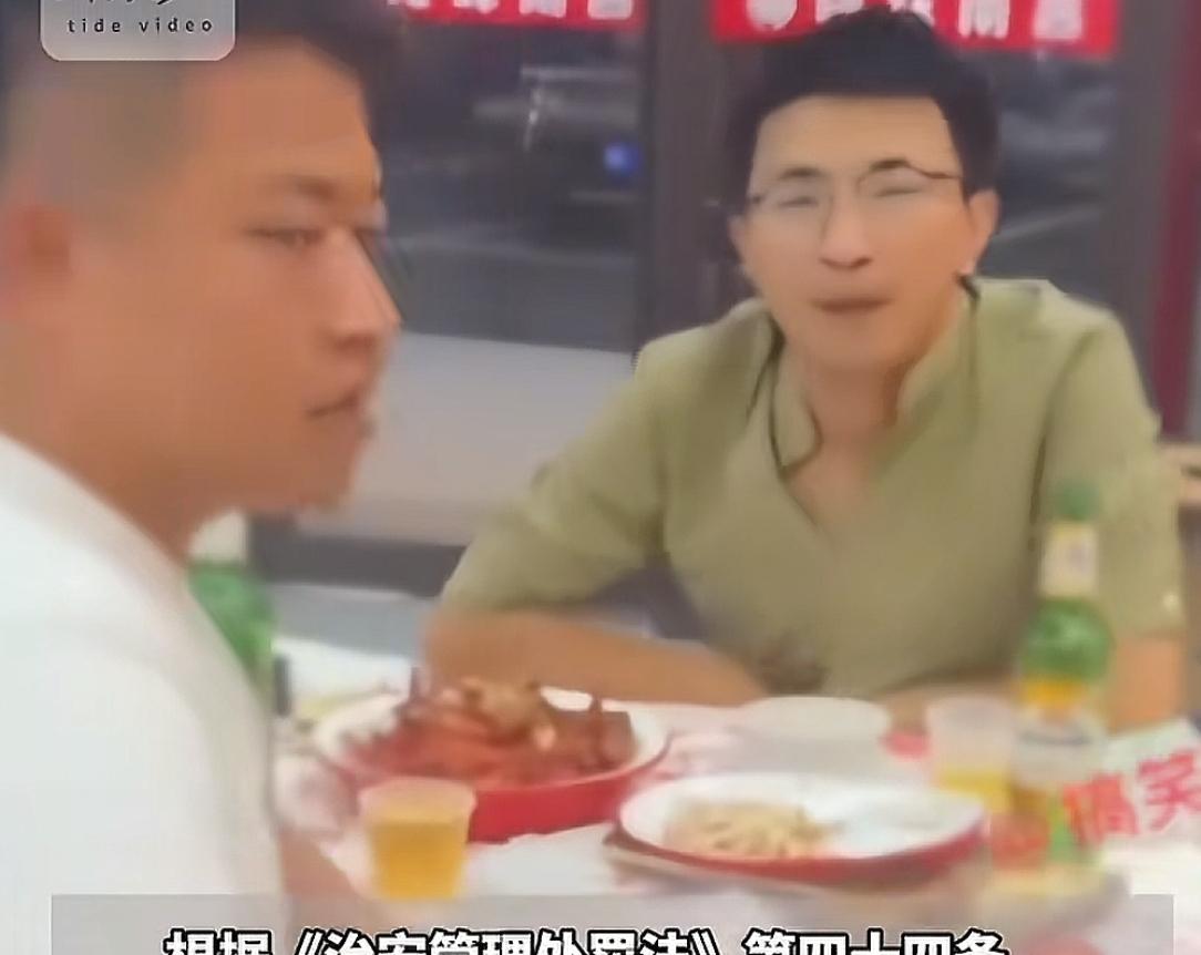 女子吃夜宵遭陌生男强行摸头，要求道歉反遭对方辱骂！嘴脸曝光