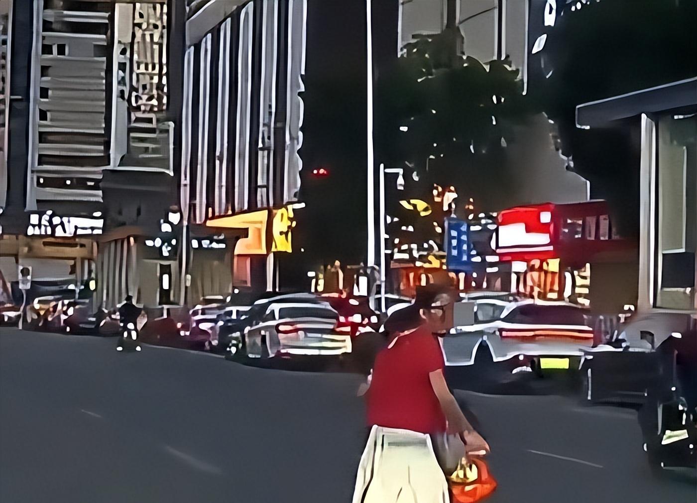 大妈要求让座被拒，出手打伤女乘客，当事人发声，家属拒不道歉