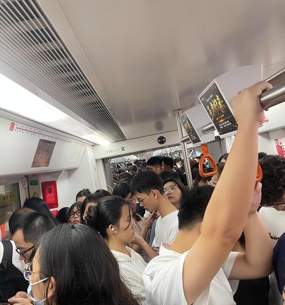 大妈要求让座被拒，出手打伤女乘客，当事人发声，家属拒不道歉