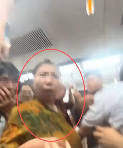 大妈要求让座被拒，出手打伤女乘客，当事人发声，家属拒不道歉