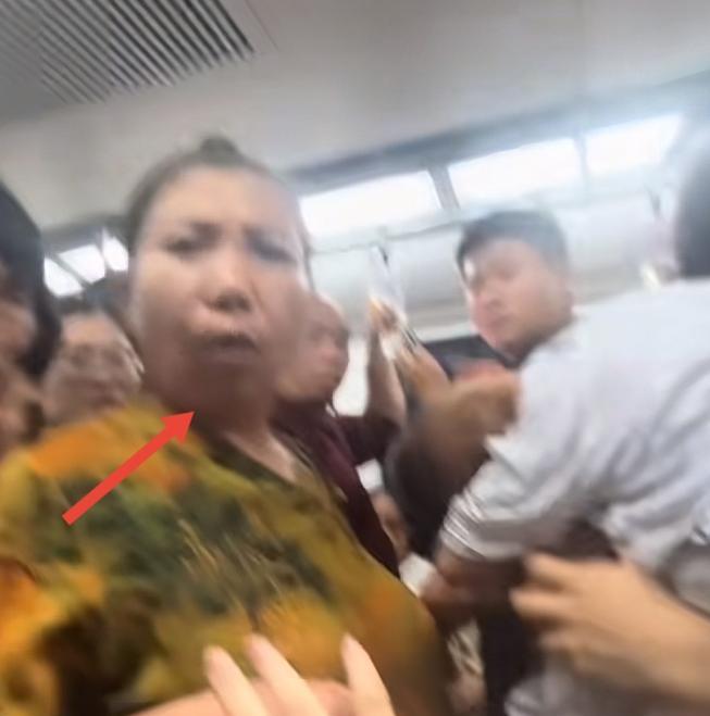 大妈要求让座被拒，出手打伤女乘客，当事人发声，家属拒不道歉