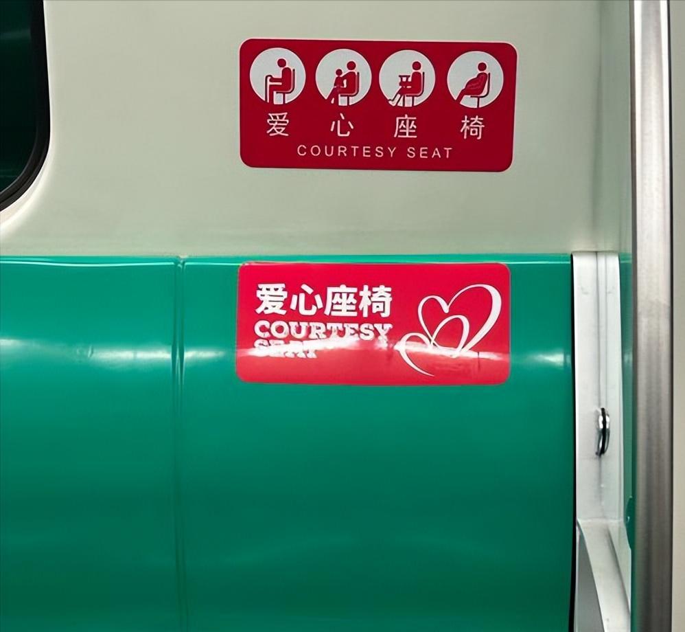 大妈要求让座被拒，出手打伤女乘客，当事人发声，家属拒不道歉