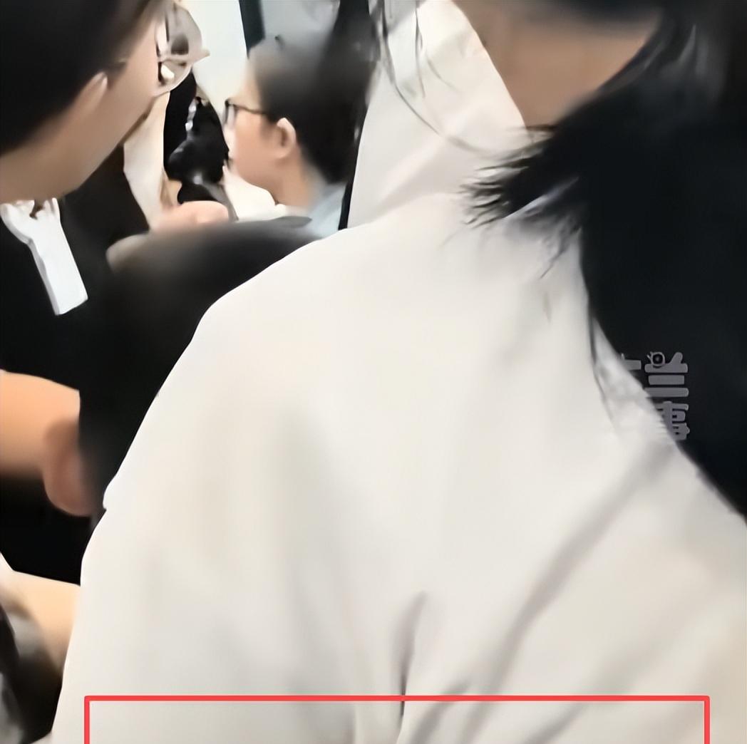 大妈要求让座被拒，出手打伤女乘客，当事人发声，家属拒不道歉