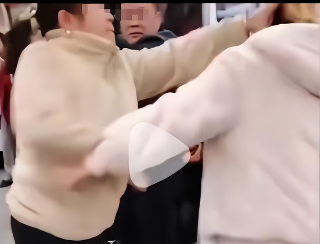 大妈要求让座被拒，出手打伤女乘客，当事人发声，家属拒不道歉