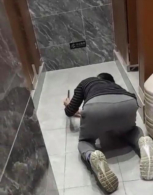 男子公厕偷拍后续，领导身份曝光，还是惯犯，知情人透露更多黑料