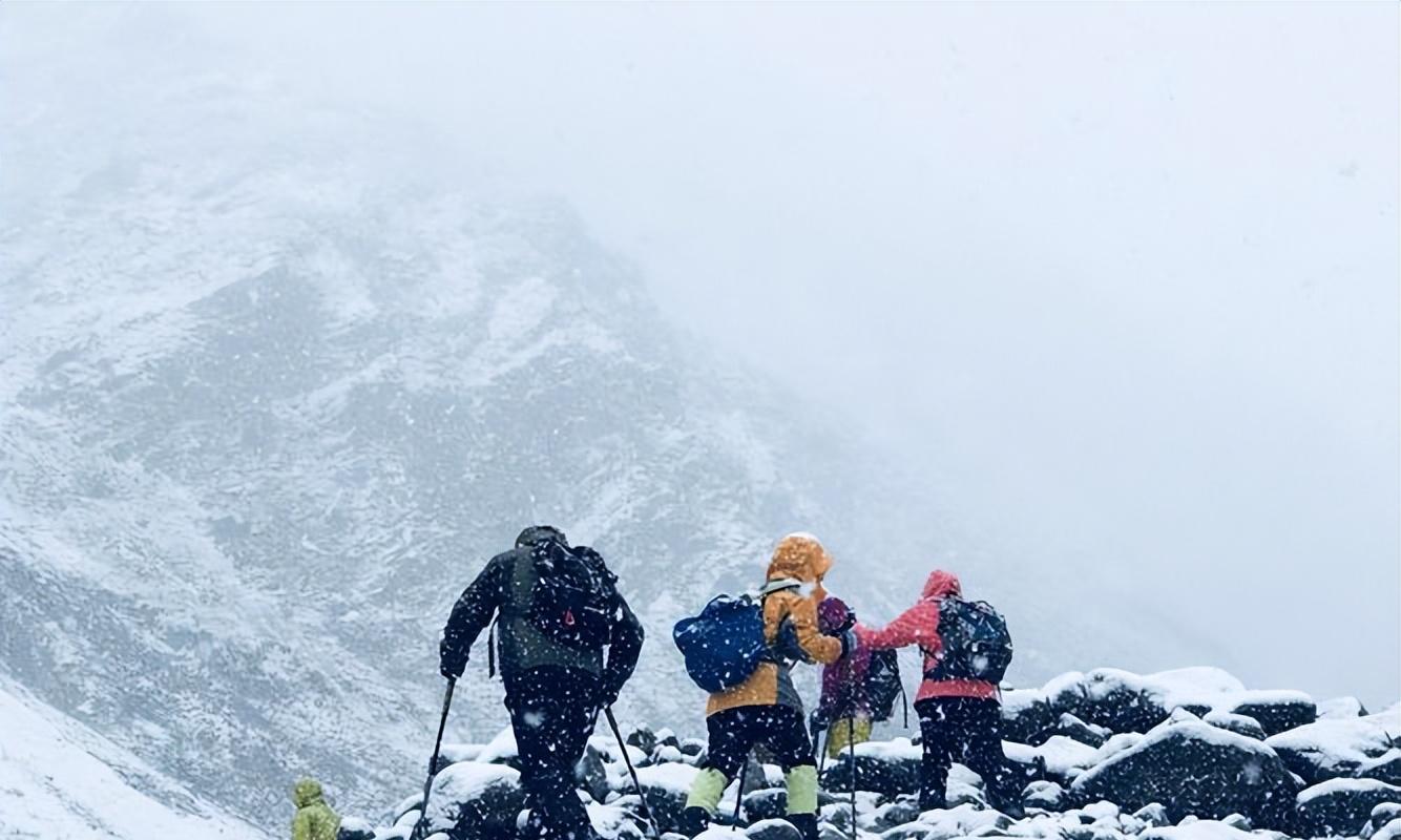 驴友雪山坠崖身亡，遇难画面曝光，身份被扒太可惜，网友却不同情