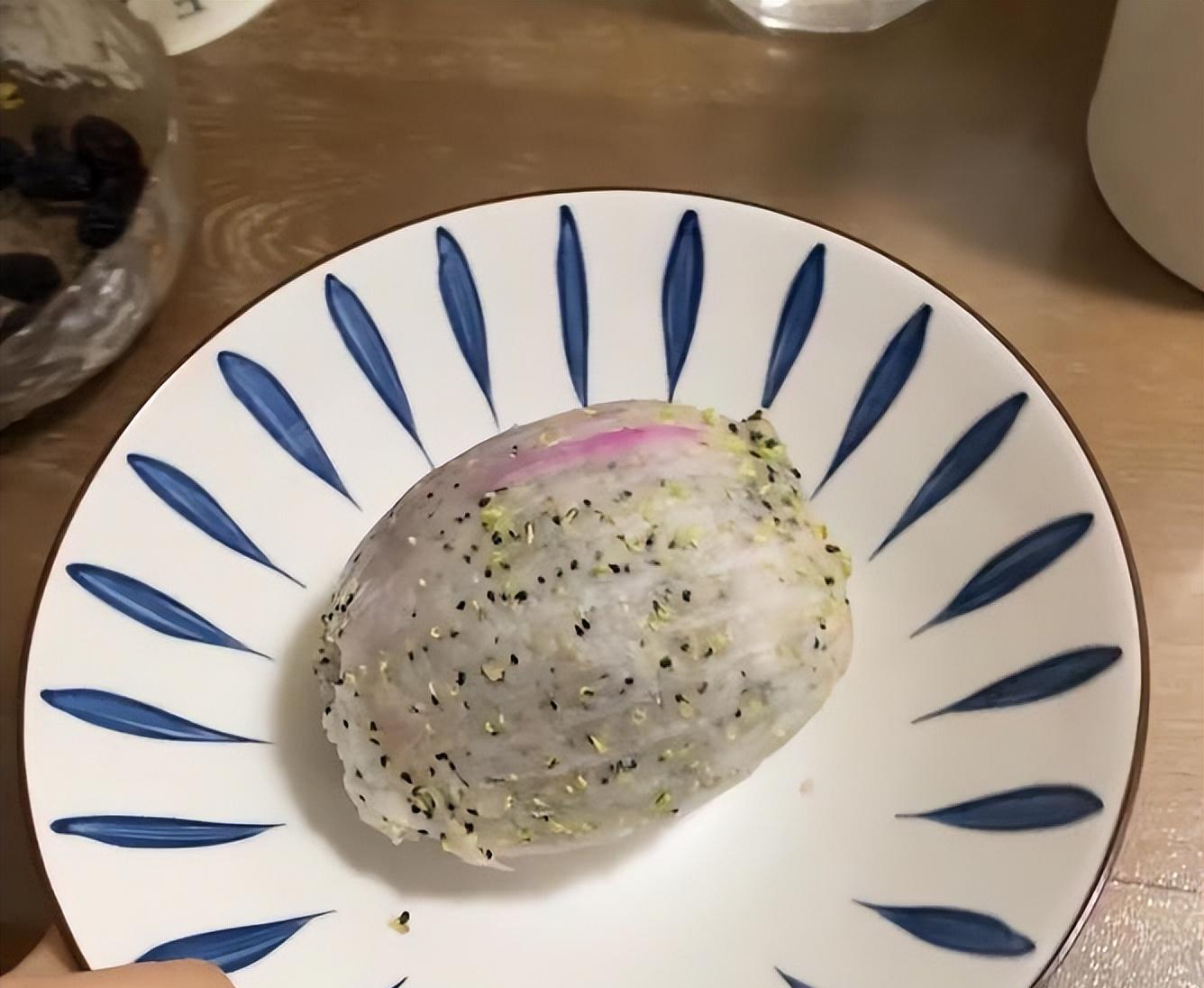 女子“剥皮的火龙果”，竟原地发芽了，网友：为了活着，拼尽全力