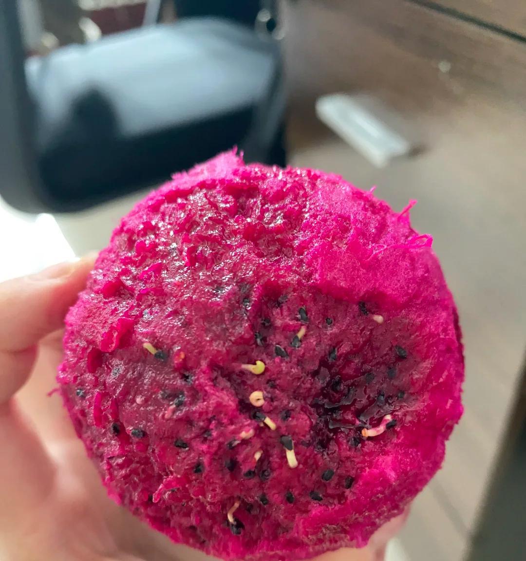 女子“剥皮的火龙果”，竟原地发芽了，网友：为了活着，拼尽全力