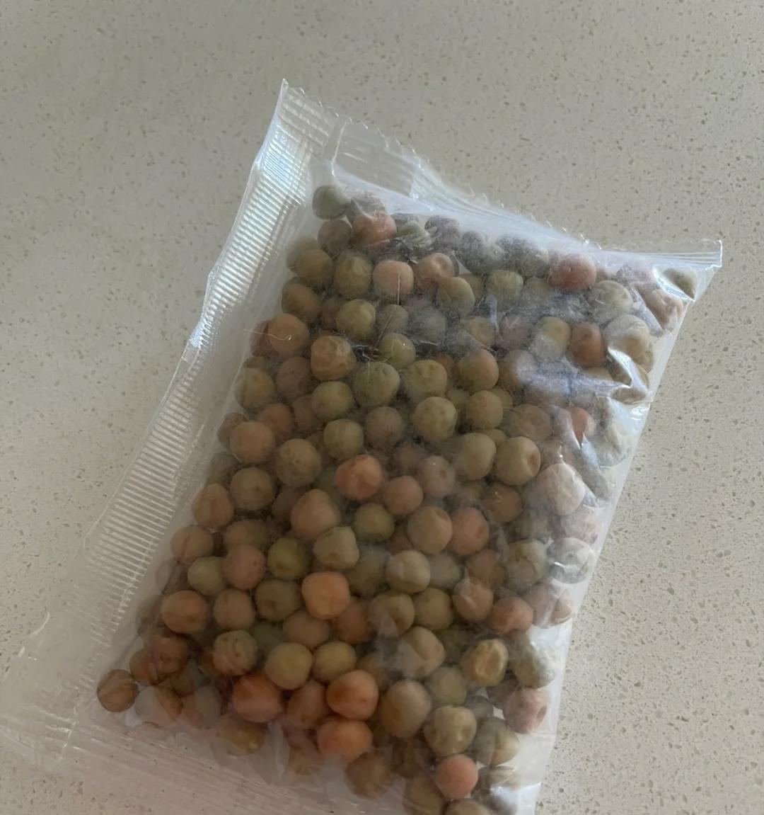 男子用“鸡蛋托种豌豆尖，18天采收”，好看又好吃，网友：种草了