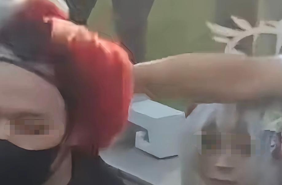 男子扮辱华角色后续，不认错还嘲讽，被扒惯犯，女友装日本人狡辩