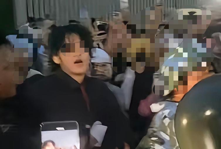 男子扮辱华角色后续，不认错还嘲讽，被扒惯犯，女友装日本人狡辩