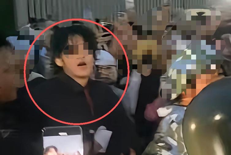 男子扮辱华角色后续，不认错还嘲讽，被扒惯犯，女友装日本人狡辩